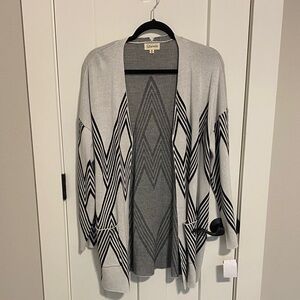 52seven Women's Gray and Black Geometric Cardigan
